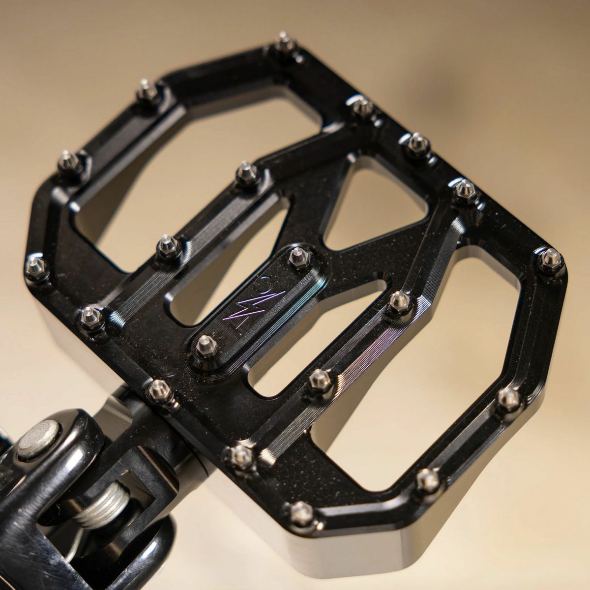 Aggressor ミニフロアボード (ブラック)