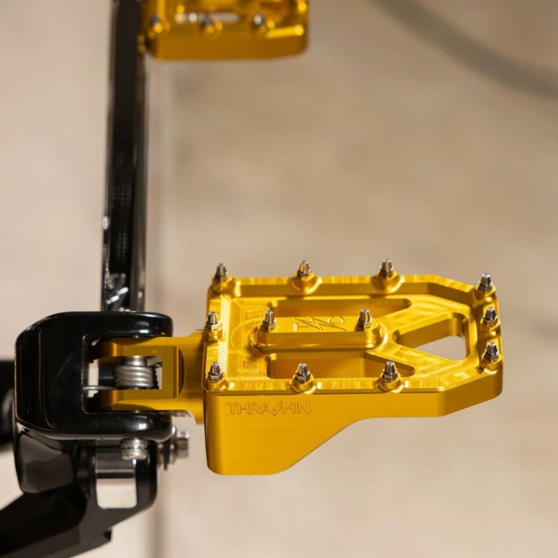 Aggressor ライダー・フットペグ (ゴールド) M8ソフテイル