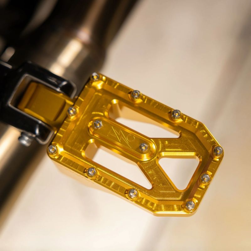 Aggressor パッセンジャー・フットペグ (ゴールド) M8ソフテイル