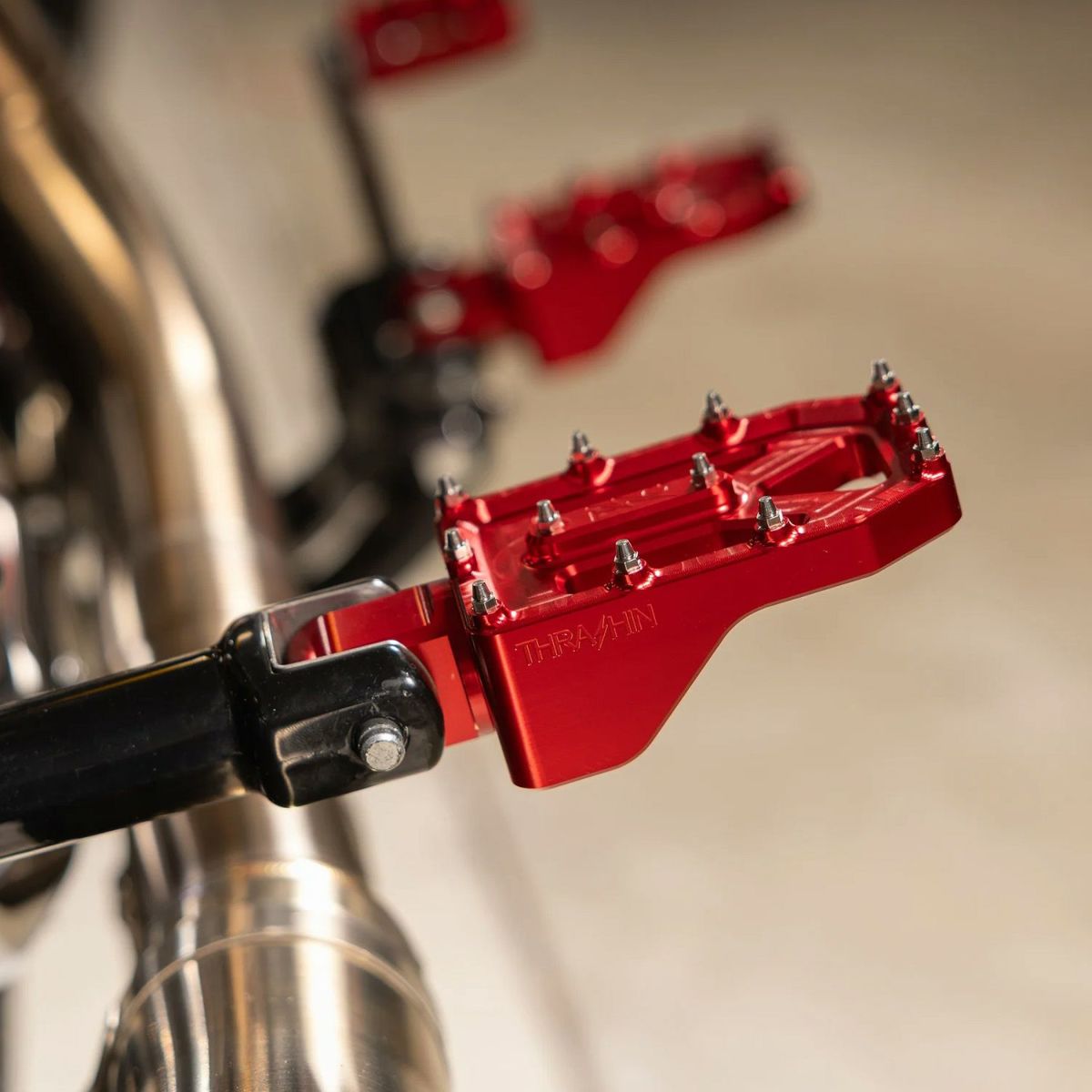 Aggressor パッセンジャー・フットペグ (レッド) M8ソフテイル