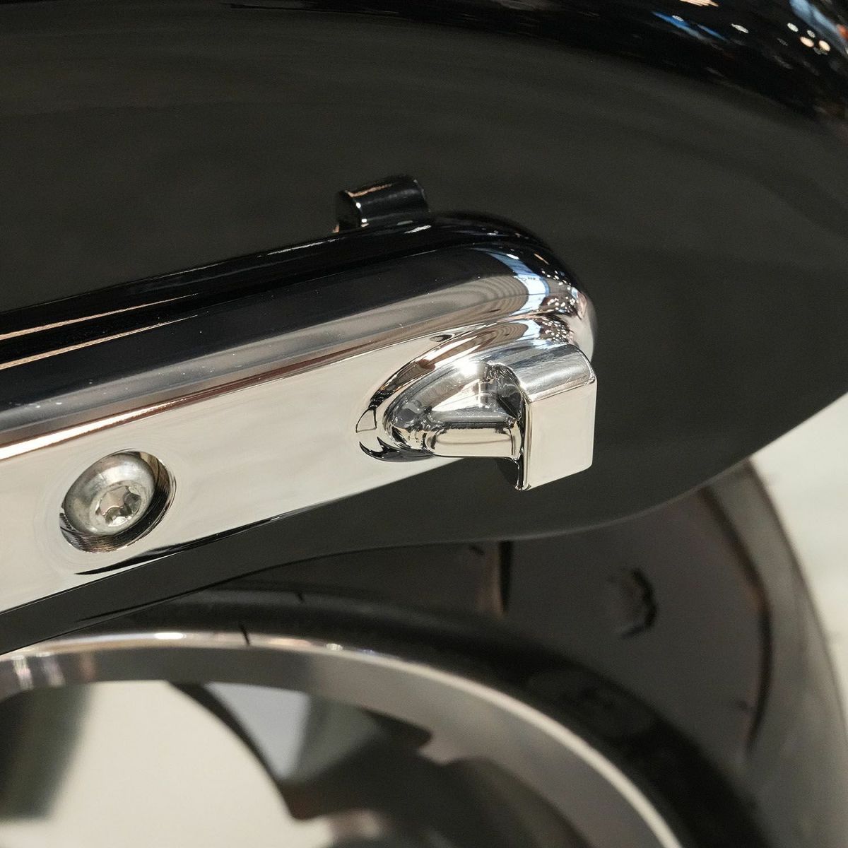 FXSB ストラット ストライプ LED 3in1 テールライト一体型ウインカー ポリッシュ THUNDER BIKE（サンダーバイク） 3