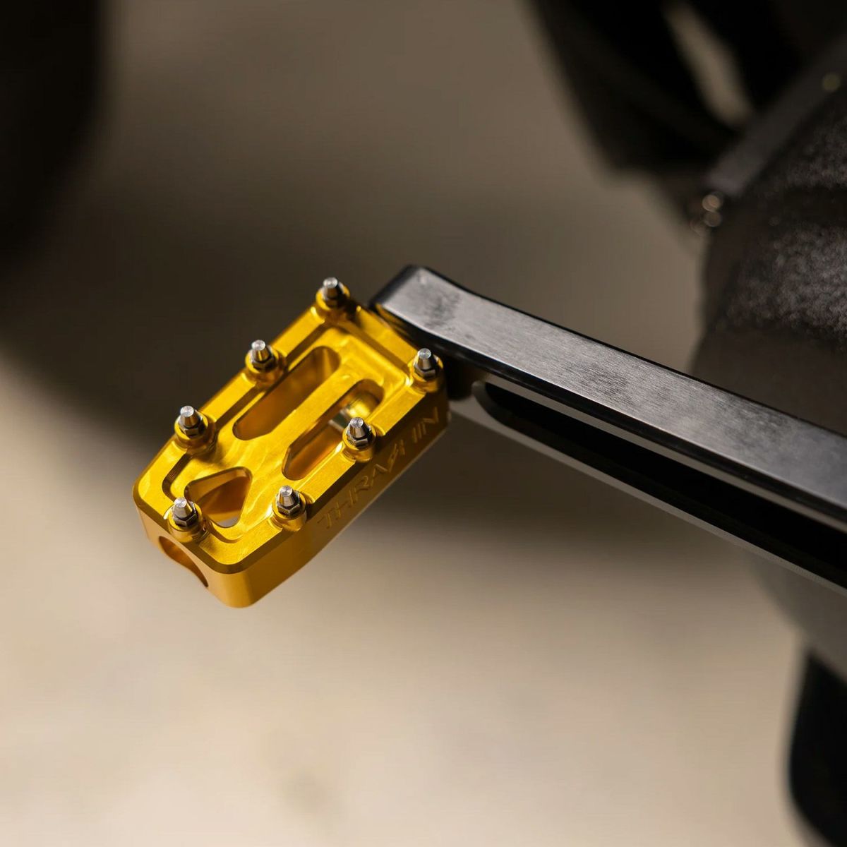 Aggressor ハーレー シフトペグ (ゴールド)