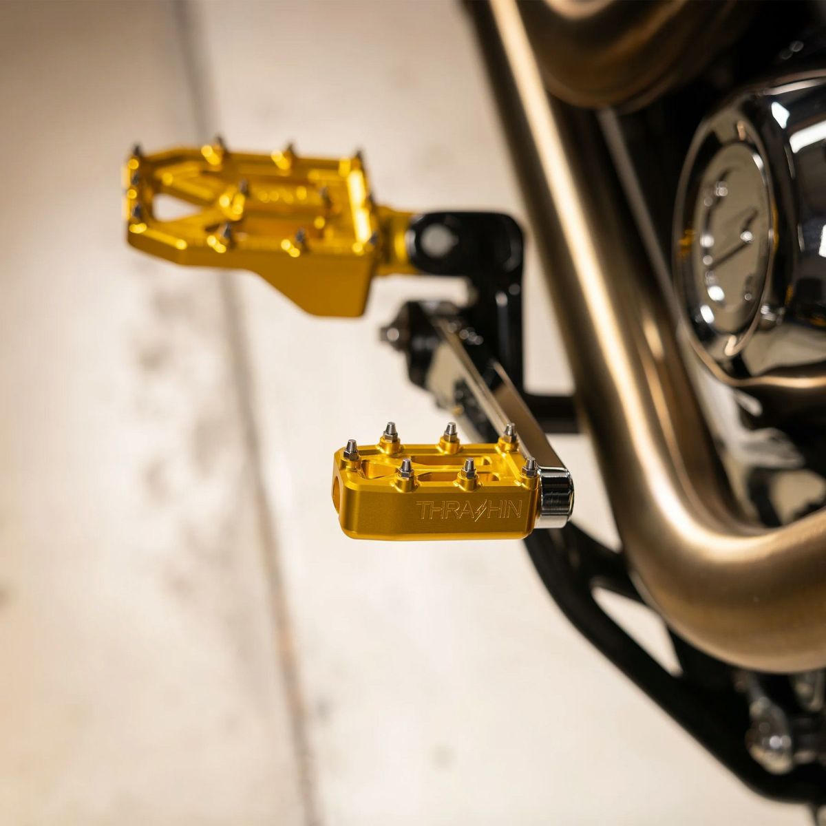 Aggressor ハーレー シフトペグ (ゴールド)1