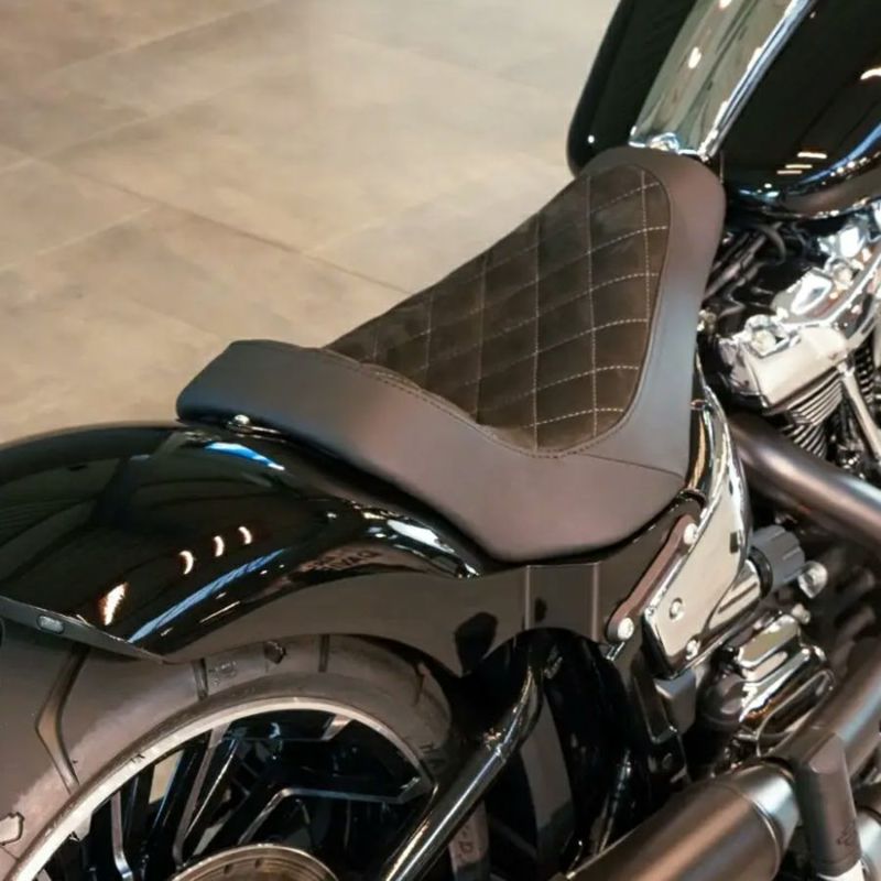 SUNDANCE バイクシート 黒 ストライプデザイン バイクシート 黒 スムース仕上げ 山梨県のお客様分 ホーク2