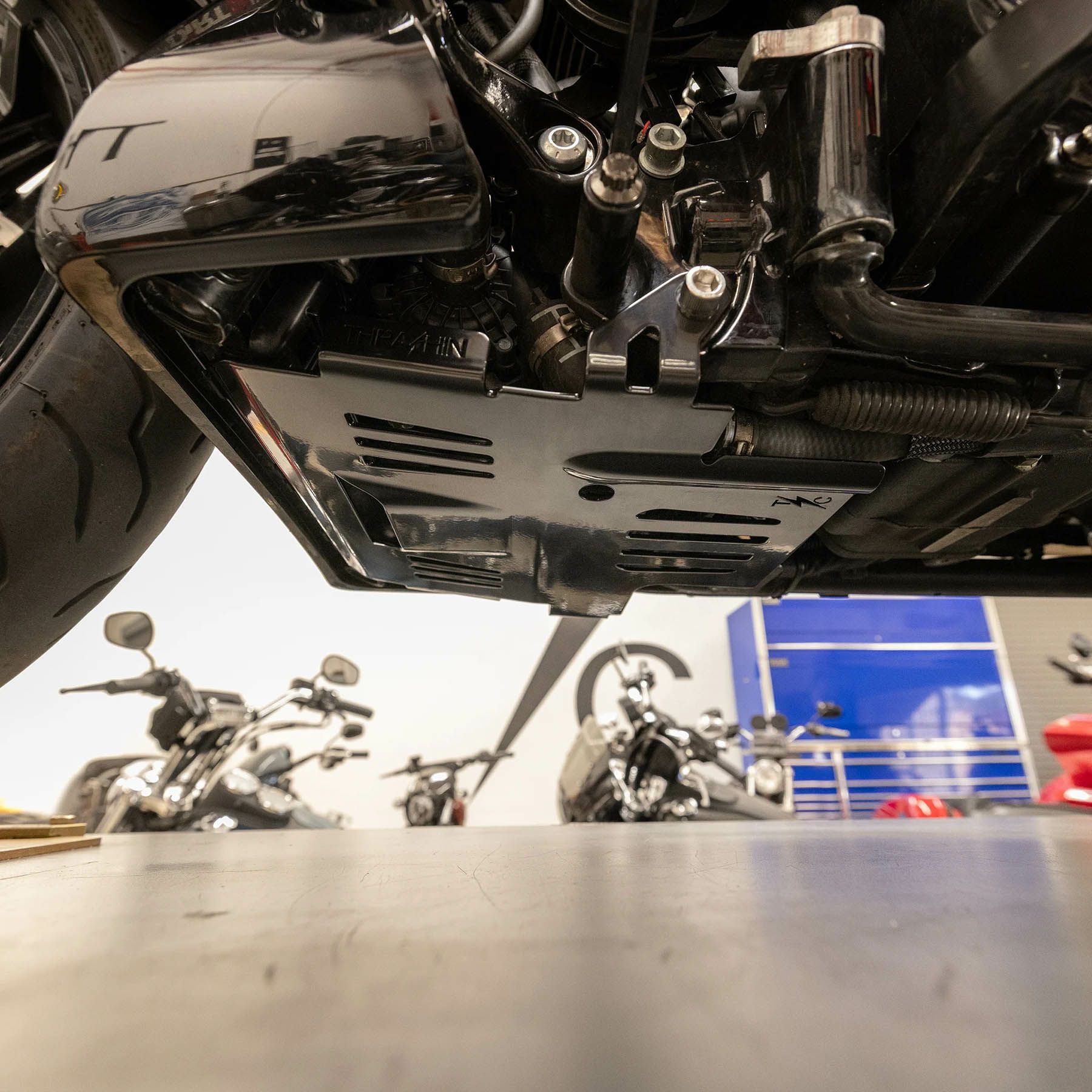 スチール スキッドプレート (ブラック)3