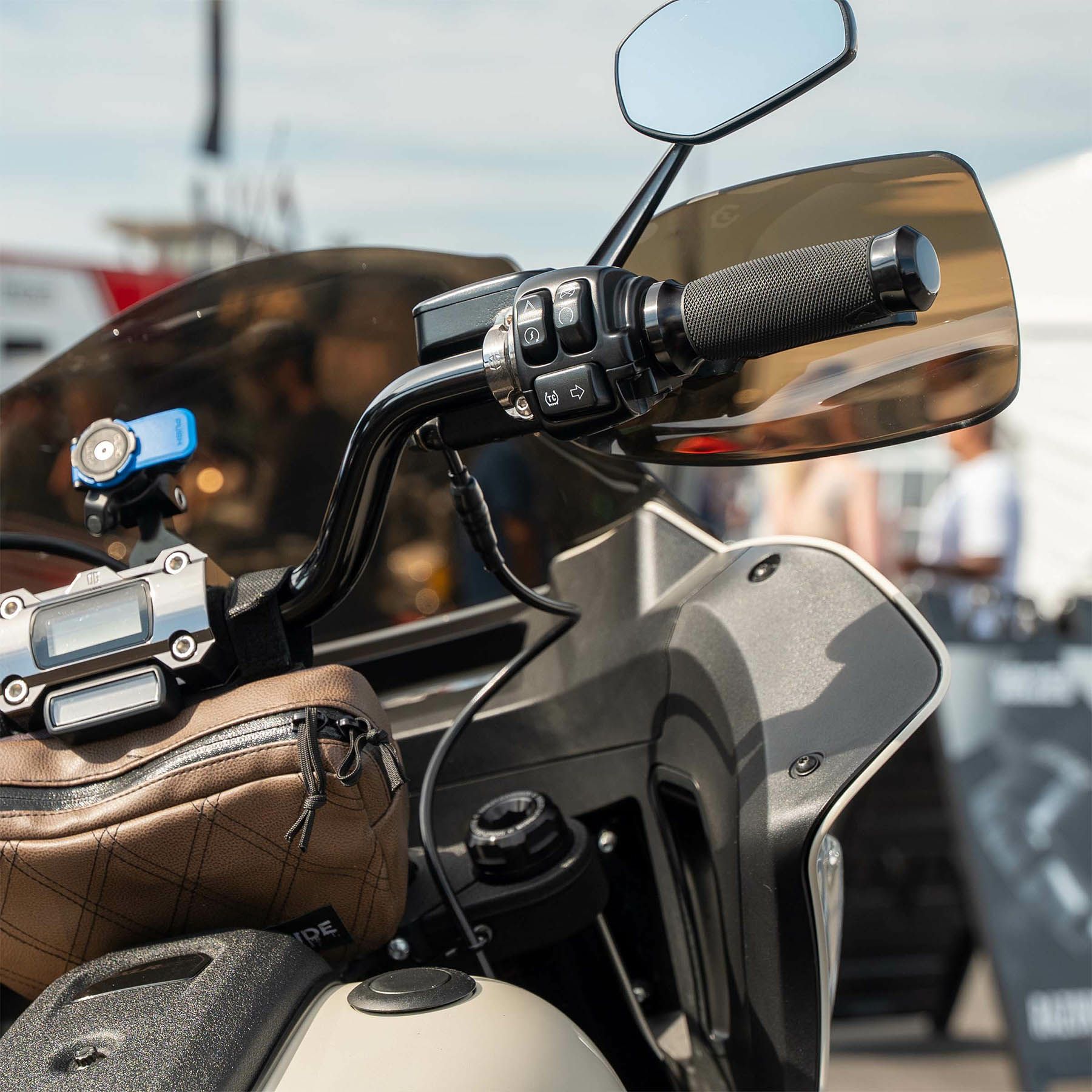 Memphis Shades ハーレー、ツーリングモデル用ハンドガード ブラック