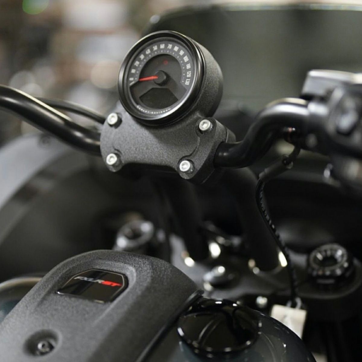 2025以降 ローライダーS/ST 6インチ・プルバックライザー (リンクルブラック)