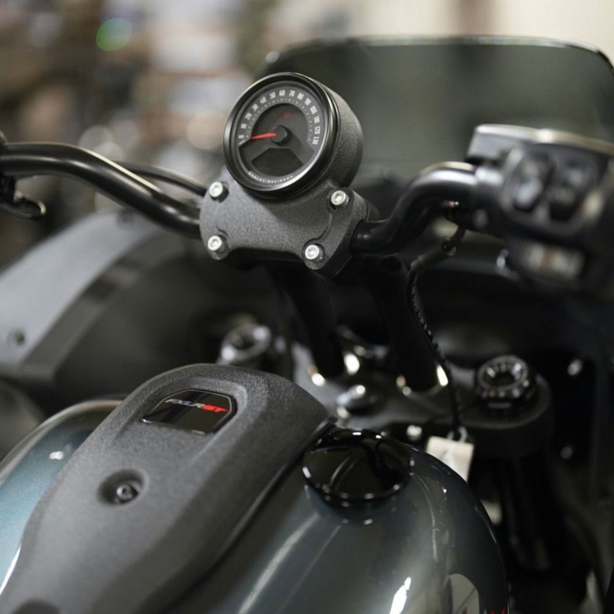 2025以降 ローライダーS/ST 6インチ・プルバックライザー (グロスブラック)