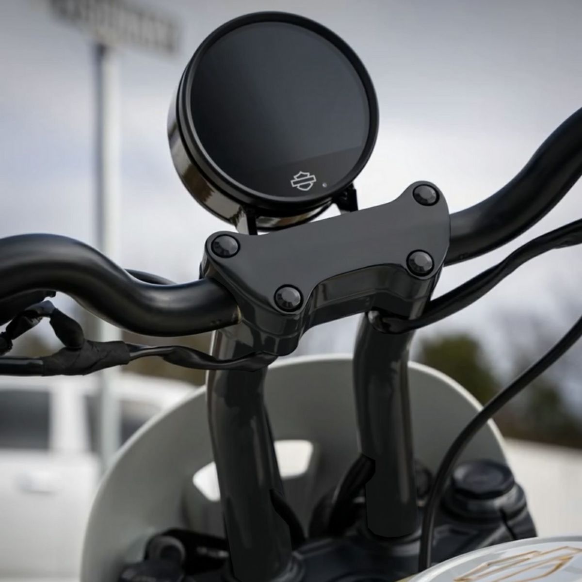 アジャスタブルゲージマウント付 6インチ・プルバックライザー (リンクルブラック)