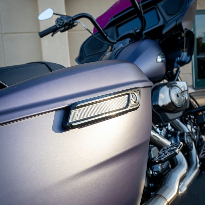 サドルバッグラッチカバー (グロスブラック)