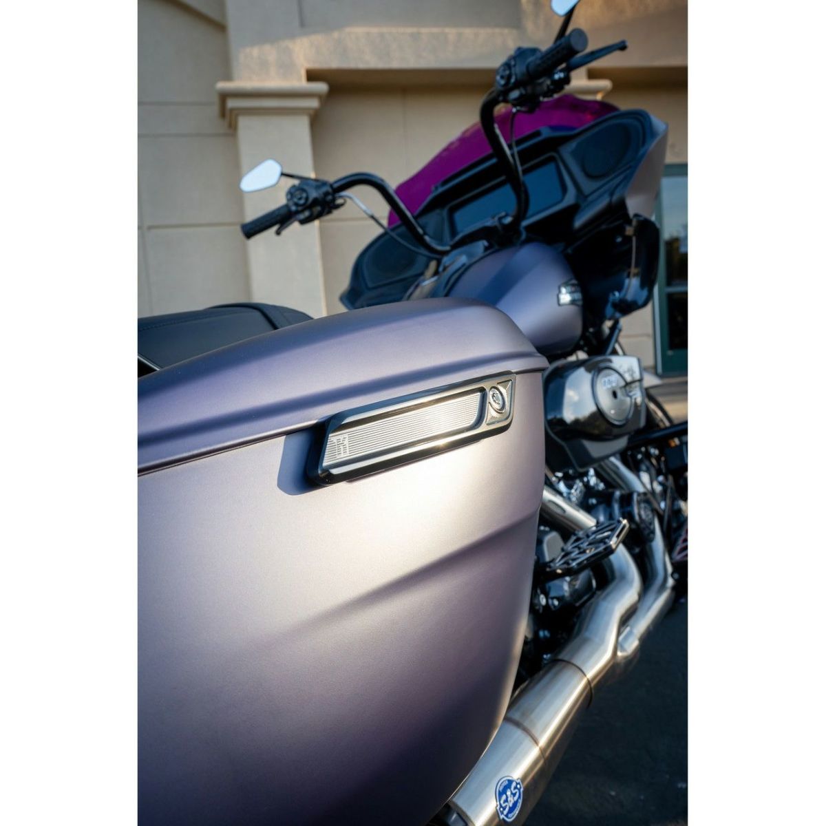 サドルバッグラッチカバー (グロスブラック)4