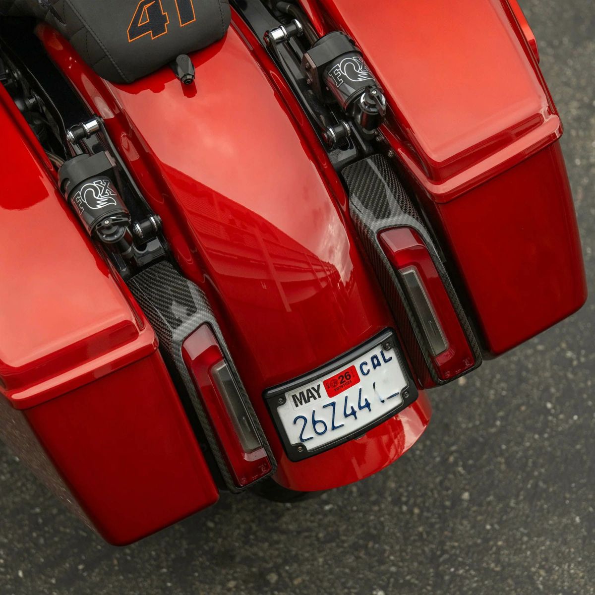 カーボンファイバー・テールライトカバー 2024以降 ツーリング3