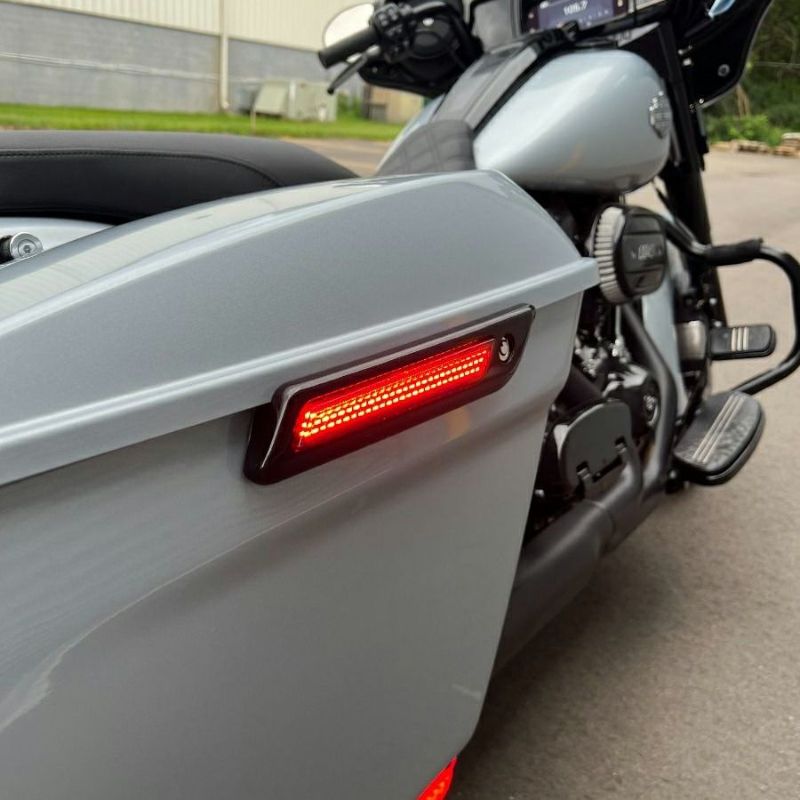 サドルバッグ・LEDラッチカバー (ブラック/レッド)