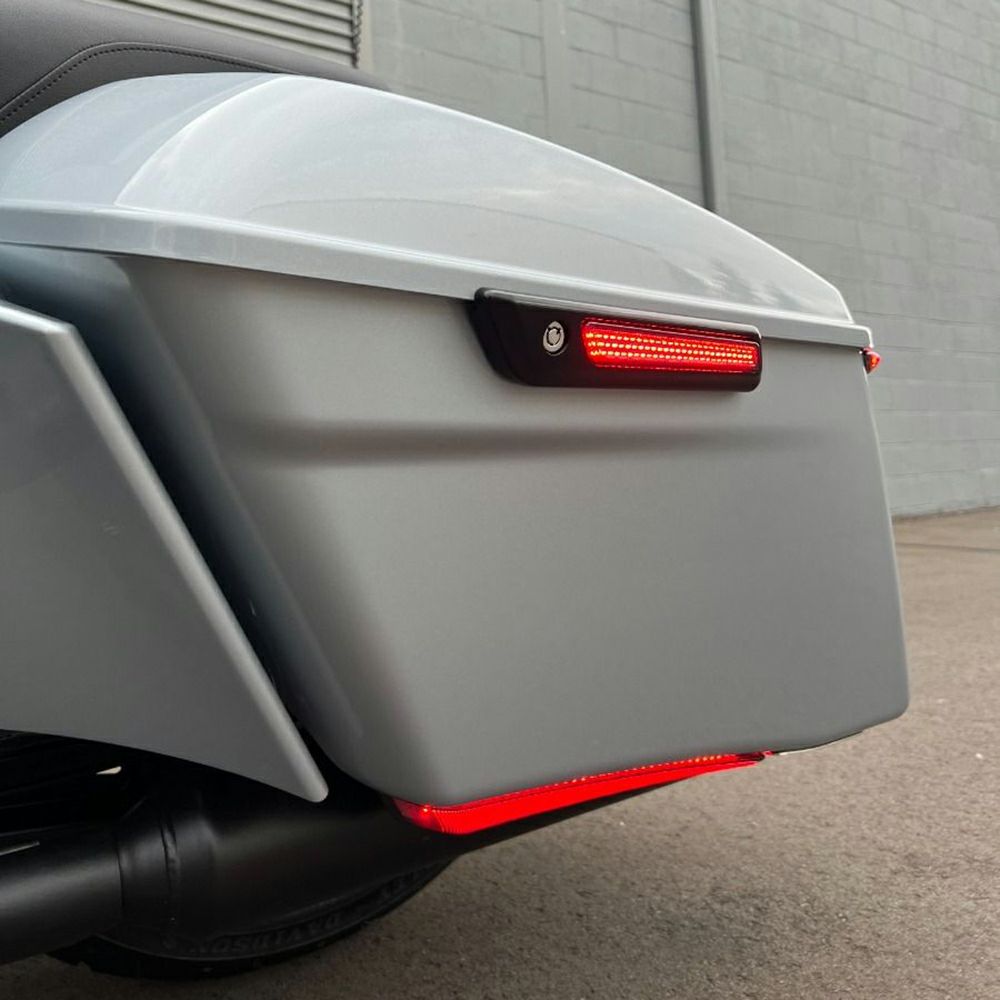 サドルバッグ・LEDラッチカバー (ブラック/レッド)2