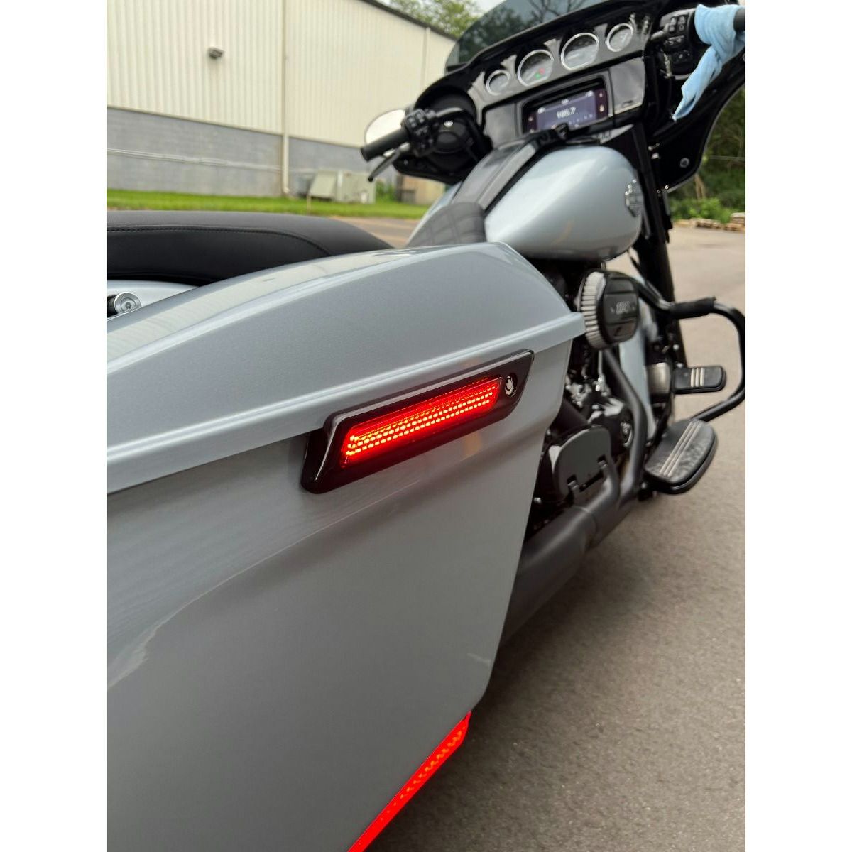 サドルバッグ・LEDラッチカバー (ブラック/レッド)3