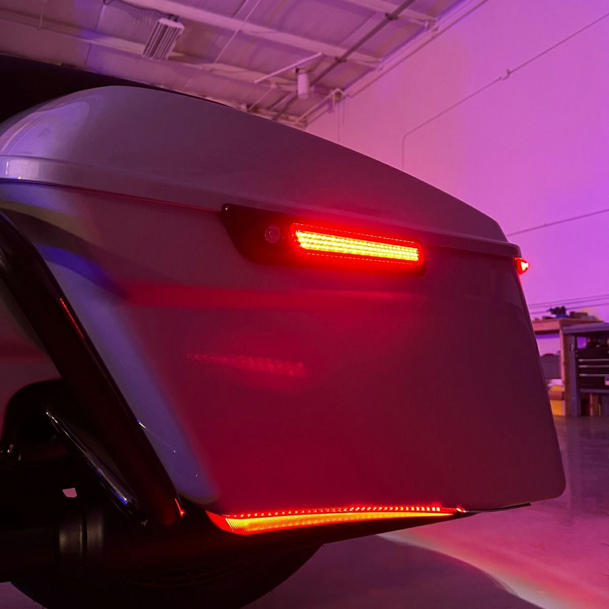 サドルバッグ・LEDラッチカバー (クローム/レッド)