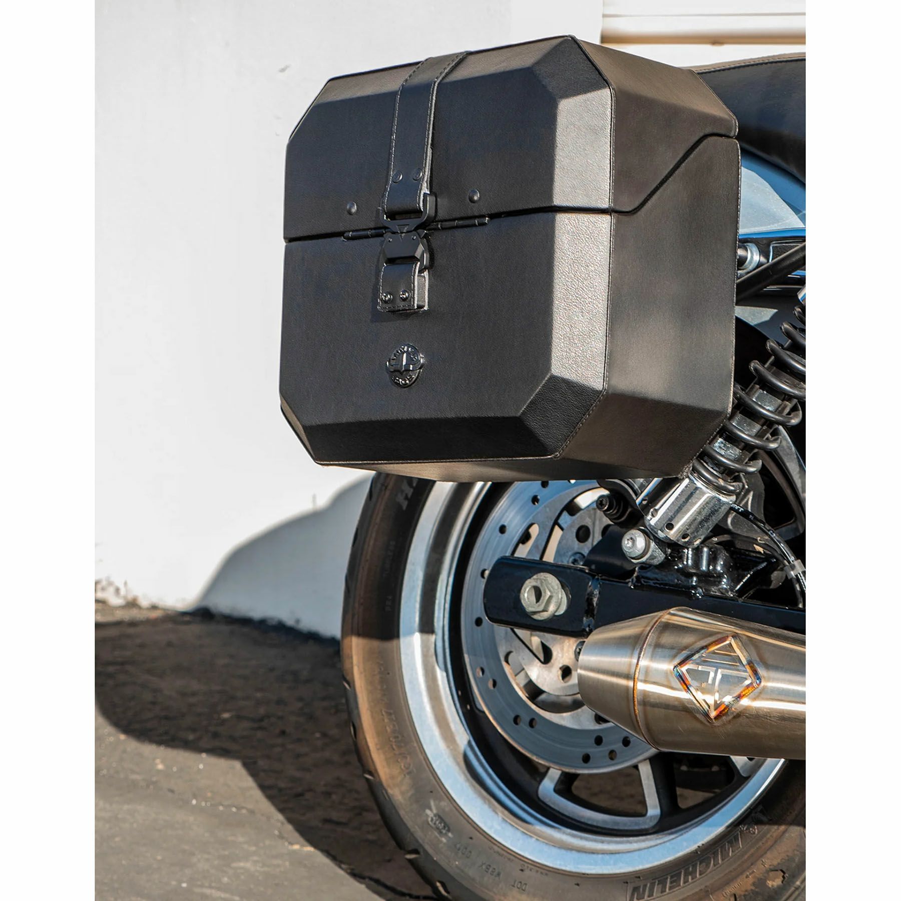 アウトロー クイックマウント サドルバッグ 20L (レザーラップ)1