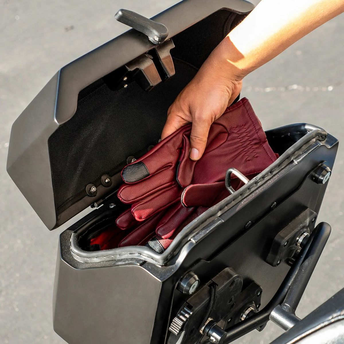 アウトロー クイックマウント サドルバッグ 20L (マットブラック)4