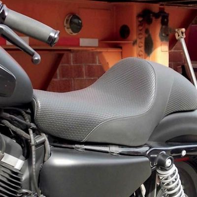 Saddlemen ハーレー カフェレーシングシート タックロールデザイン