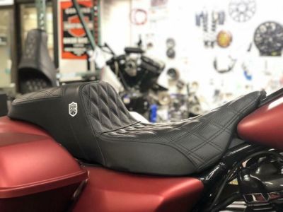 SaddleMen SDC パフォーマンス グリップシート ゲル入り ハーレー、ツーリング用