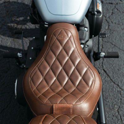 Mustang  ワイドトリッパー・ソロシート バックレスト付 ダイアモンドステッチ ブラウン　ストリートボブ、ソフテイル・スタンダード用