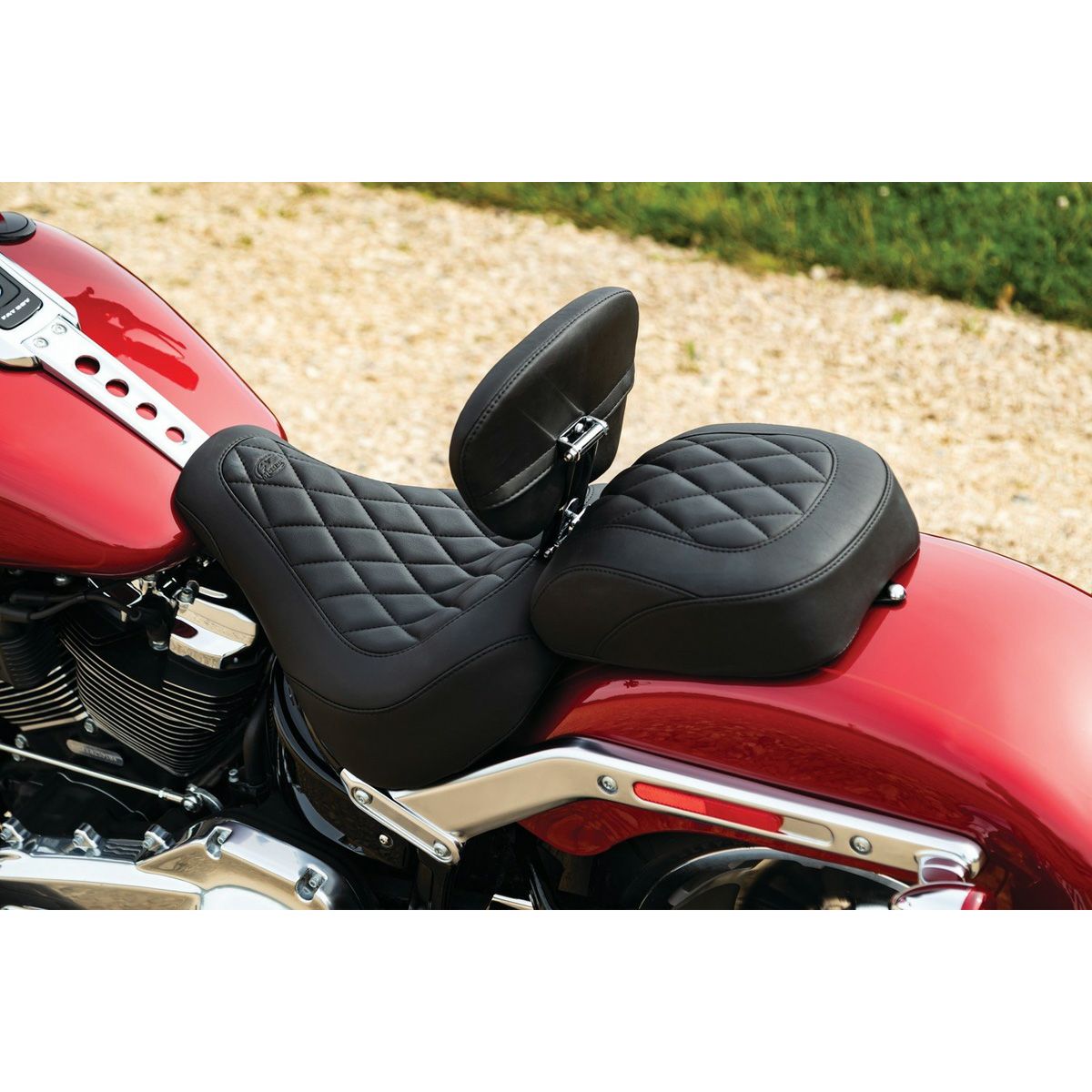 Mustang  ワイドトリッパー・ソロシート バックレスト付 ダイアモンドステッチ ブラウン-02