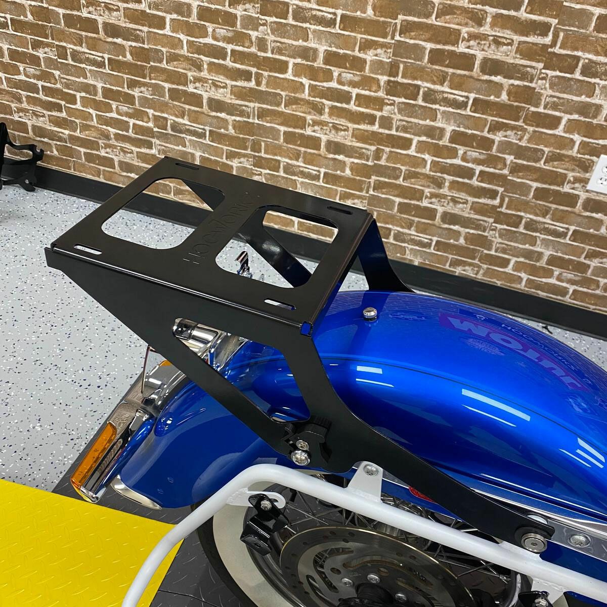 HOG WORKZ M8ソフテイル・2UPシート用ツアーパックマウント ブラック-03