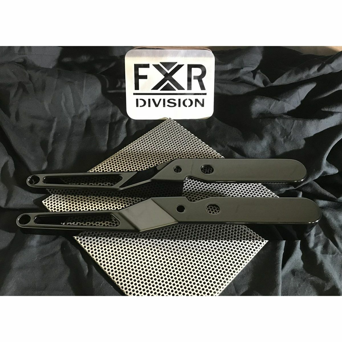FXRディビジョン ストラットカバー グロスブラック フォワード 
