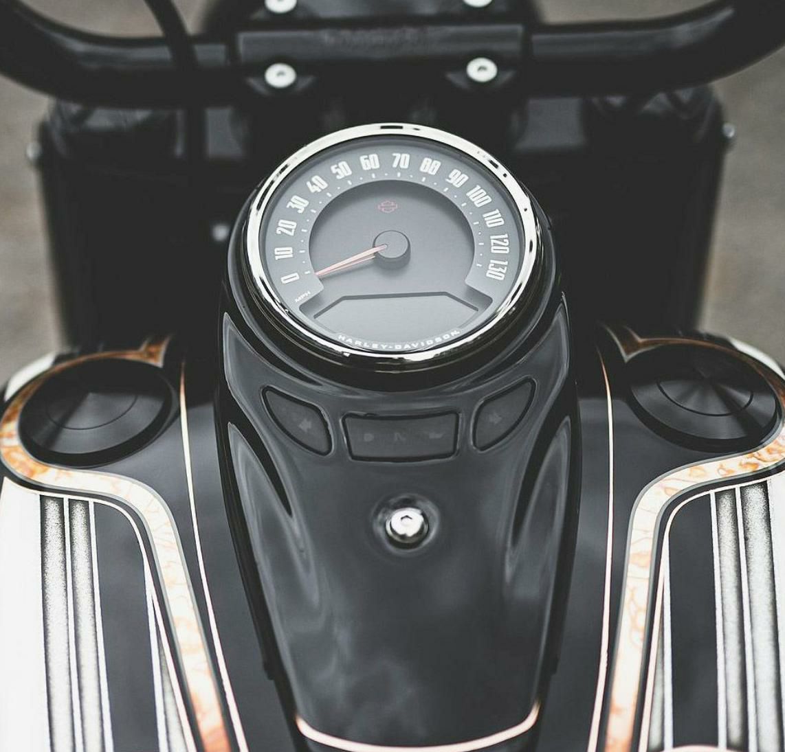 Killer Custom M8ソフテイル フラッシュマウントフュエルキャップ/左タンクキャップセット-05