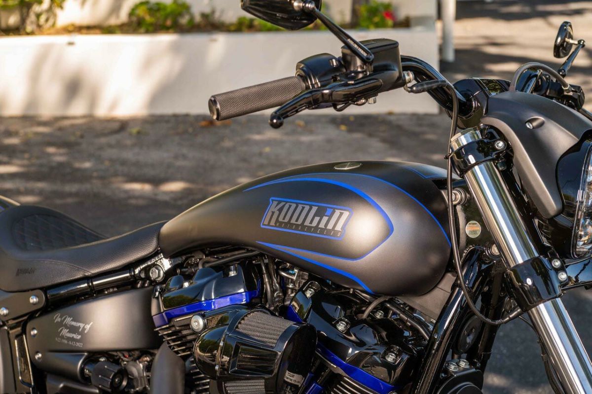 KODLIN M8ブレイクアウト ストレッチガスタンク 未塗装-010