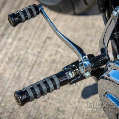 Ricks Motorcycles Oリングデザイン・M8ソフテイル用ライダーフットペグ ブラック