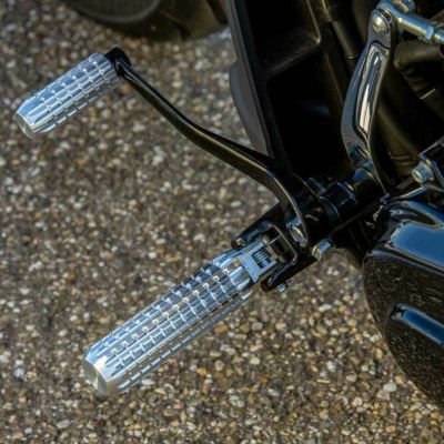 Ricks Motorcycles AK47デザイン・M8ソフテイル、スポーツスターS用ライダーフットペグ マシンフィニッシュ
