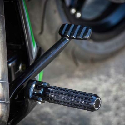Ricks Motorcycles AK47デザイン・M8ソフテイル、スポーツスターS用ライダーフットペグ ブラック