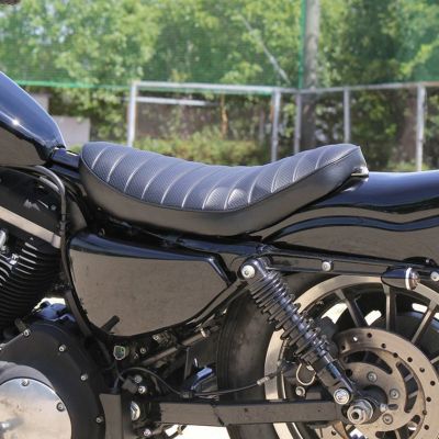 GLEAMING WORKS スポーツスター、フラットバックシート XL ホリゾンタルライン