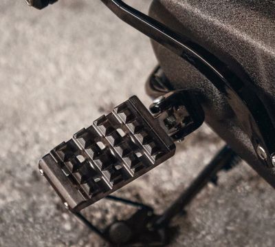 ハーレー純正★ドミニオンコレクション ライダーフットペグ グロスブラック