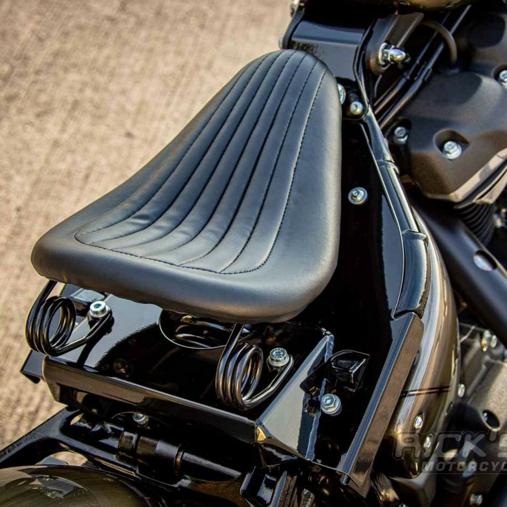 Ricks Motorcycles M8ソフテイル用 ソロスプリングシート 