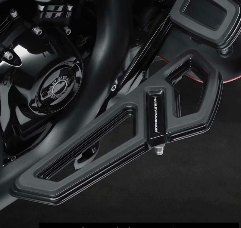 ハーレー M8 Softail用 エンパイア ライダーフットボードキット ブラック-01