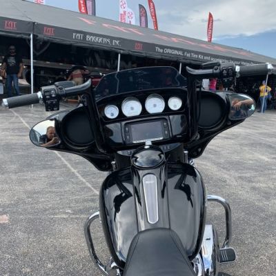 ハーレー FLH ツーリング、トライク 1-1/2インチ ポインテッドトップ・EZインストールハンドルバー 14インチトール/グロスブラック Fat Baggers