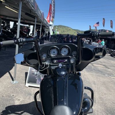ハーレー FLH ツーリング、トライク 1-1/2インチ ポインテッドトップ・EZインストールハンドルバー 16インチトール/グロスブラック Fat Baggers