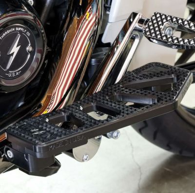 ハーレー ツーリング、FLソフテイル APEX　ドライバーフロアボード ブラック スラッシンサプライ(THRASHIN SUPPLY)