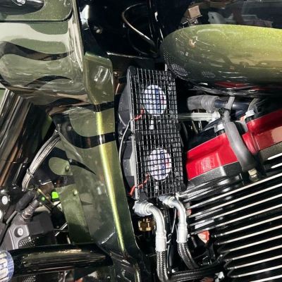 ハーレー M8 ツーリング ダウンチューブマウント・電動ファン付オイルクーラーキット(チョップドエンジンガード装着車用) ULTRA COOL