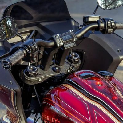 M8ソフテイル ストリートボブ、ブレイクアウト、ローライダーST Clubstyle 7インチ プルバックライザー 1.25インチクランプ (ブラック) Thunderbike