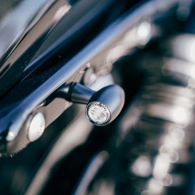 スポーツスター M8スタッド用 リア ウインカー・ブラケット (ブラック) Thunderbike