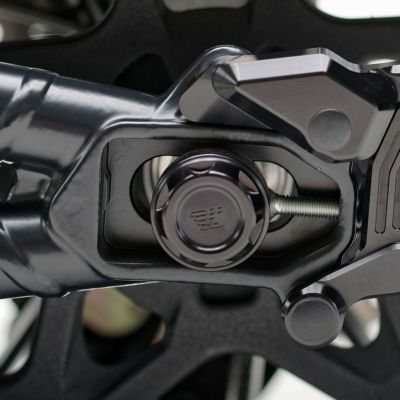 スポーツスターS、M8ソフテイル Crown リアアクスルカバー左右セット Wunderkind