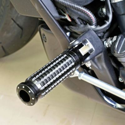 スポーツスターS、ナイトスター、M8ソフテイル アルミライダーフットペグ (ブラック/シルバー) SPEEDRA