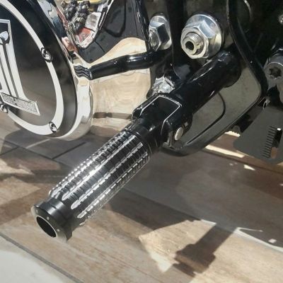 スポーツスターS、ナイトスター、M8ソフテイル アルミパッセンジャーフットペグ (ブラック/シルバー) SPEEDRA