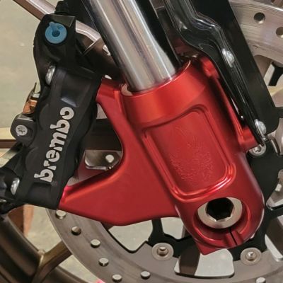 M8ソフテイル ローライダーS/ST、ファットボブ ラジアルマウントブレーキキャリパー用 フォークブラケット (ブラック) Custom Cycle Engineering