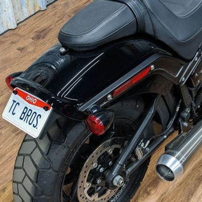 M8ソフテイル ファットボブ ライセンスプレートリロケーションブラケット TC Bros
