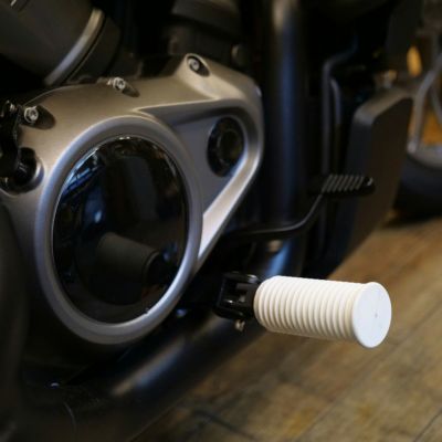 INFINITY レトロスタイル フットペグセット (ホワイト)【スポーツスターS、ナイトスター、M8 ソフテイル】