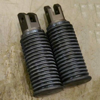 INFINITY レトロスタイル フットペグセット (ブラック)【スポーツスターS、ナイトスター、M8 ソフテイル】